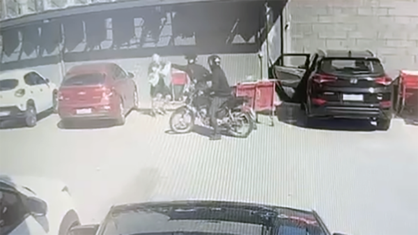Homem é baleado em tentativa de assalto na porta de supermercado no Recreio, na Zona Sudoeste do Rio