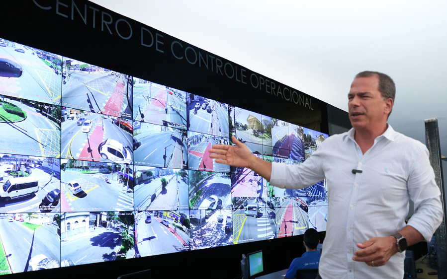 Centro de Controle Operacional (CCO) de Campos e prefeito Frederico Paes – Montagem: Tá na Rede RJ