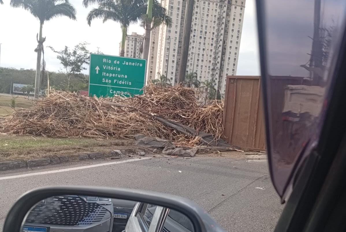 Reboque de caminhão carregado com cana-de-açúcar tomba na BR-101 e provoca congestionamento em Campos